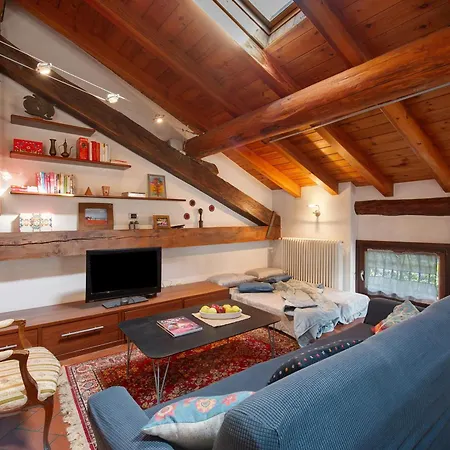 アパート La Mansarda Del Viaggiatore ポン・サン・マルテン